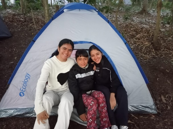 Jóvenes acampando en el CEDIN
