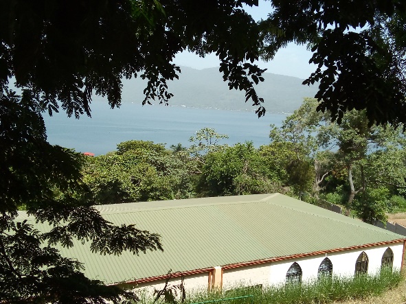 Instalaciones del CEDIN con vista al lago