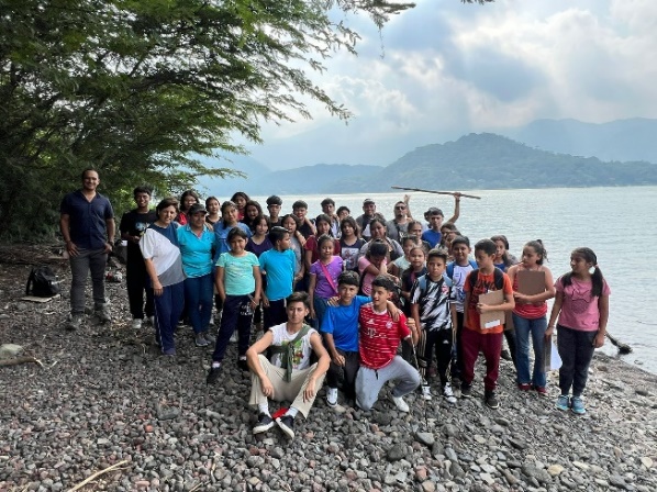 Grupo en un convivio a la orilla del lago