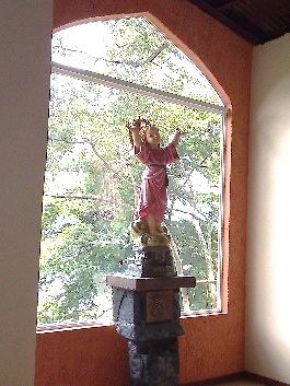 Imagen del Divino Niño Jesús en la capilla del CEDIN, con la naturaleza al fondo