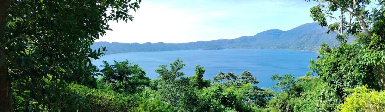 Vista panorámica del lago de Coatepeque desde el CEDIN