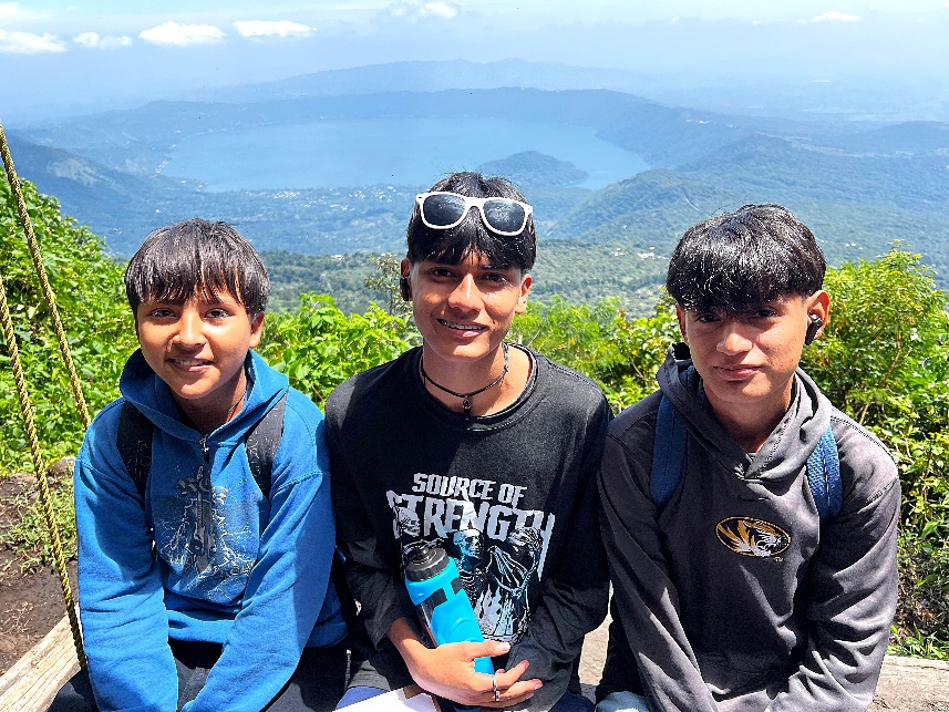 Jóvenes en la cima del volcán Santa Ana